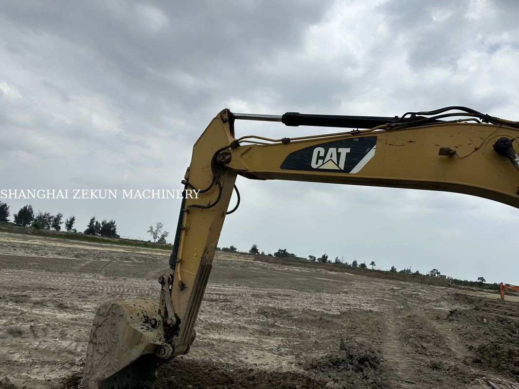 بیل مکانیکی 320D2 CAT مدل 2014، 10812 ساعت کارکرد و نرخ جریان هیدرولیک عملکرد 2 × 214 لیتر در دقیقه، سرعت حرکت 3.5 / 5.5 کیلومتر در ساعت