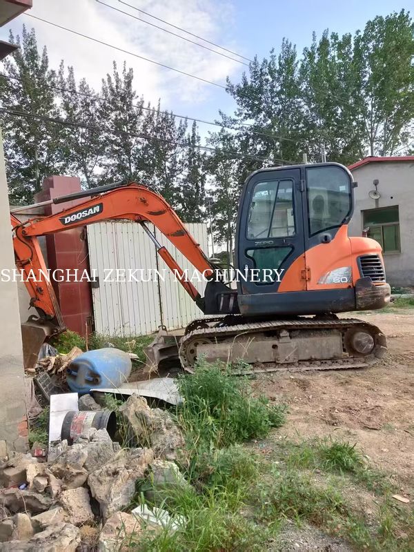 بیل مکانیکی 2013 دوسان DX60 با فشار هیدرولیک 27.5 مگاپاسکال و حداکثر ارتفاع حفاری 800 میلی‌متر