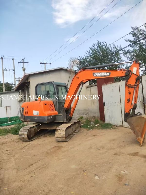بیل مکانیکی 2013 دوسان DX60 با فشار هیدرولیک 27.5 مگاپاسکال و حداکثر ارتفاع حفاری 800 میلی‌متر
